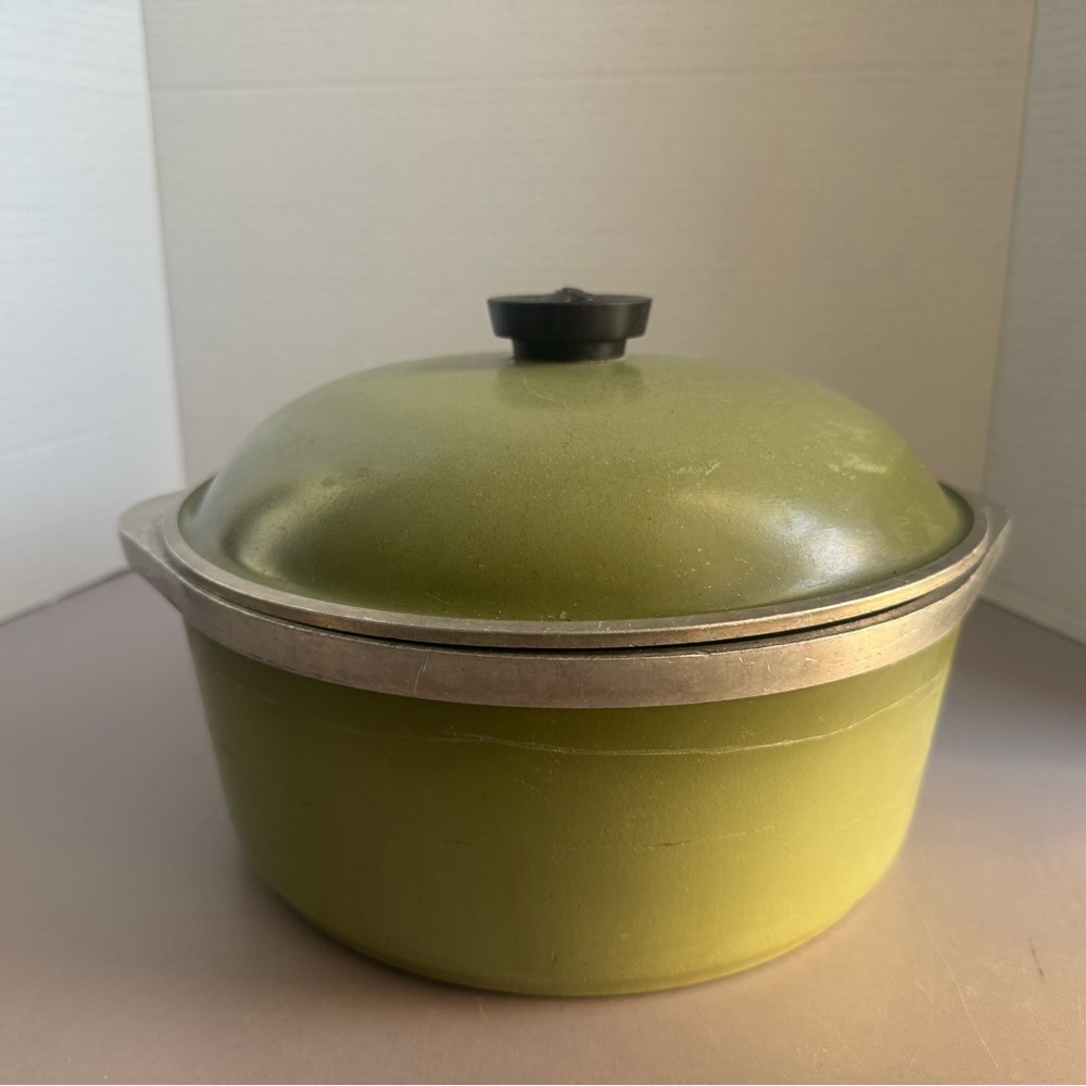 Vintage CLUB Dutch Oven Stock Pot
Avocado Green Heavy Cast
Aluminum 1960s